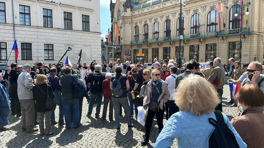 Desítky odpůrců vlády vyrazily k památníku na Vítkově v Praze na Mírový pochod